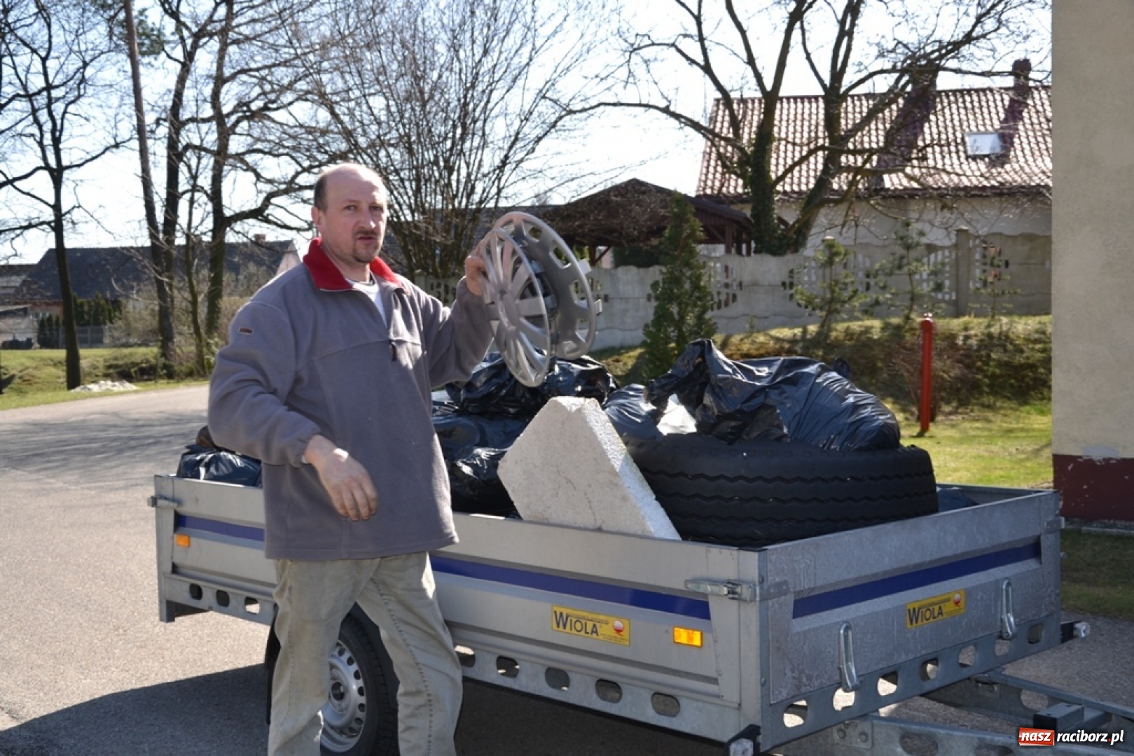 Zdjęcie w galerii na portalu naszraciborz.pl: Swoje śmieci zabieraj ze sobą! Wiosenne sprzątanie w Jankowicach wiadomości z regionu