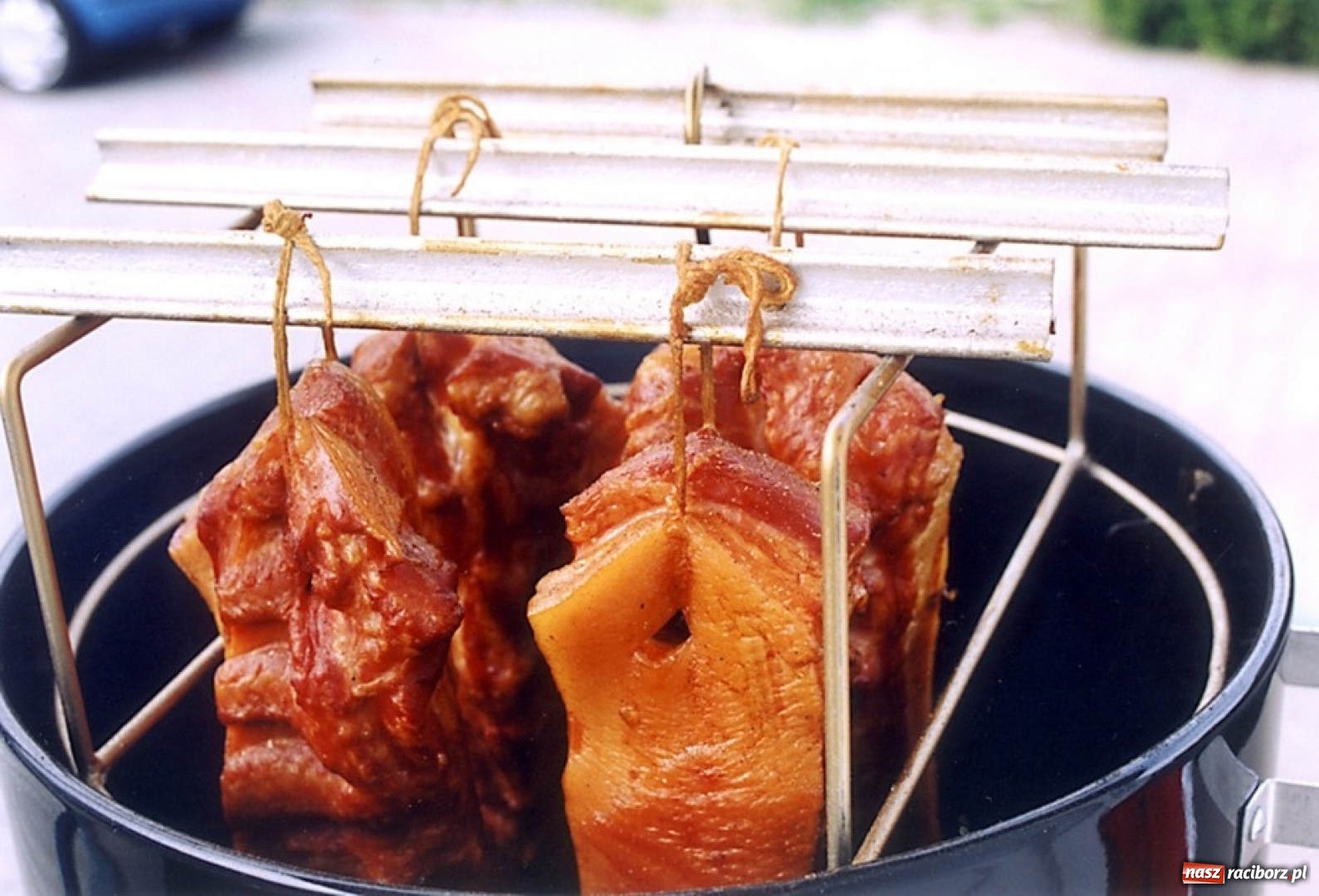 Zdjęcie w galerii na portalu naszraciborz.pl: Jak wędzić boczek i szynkę w domowym grillu? wiadomości z regionu