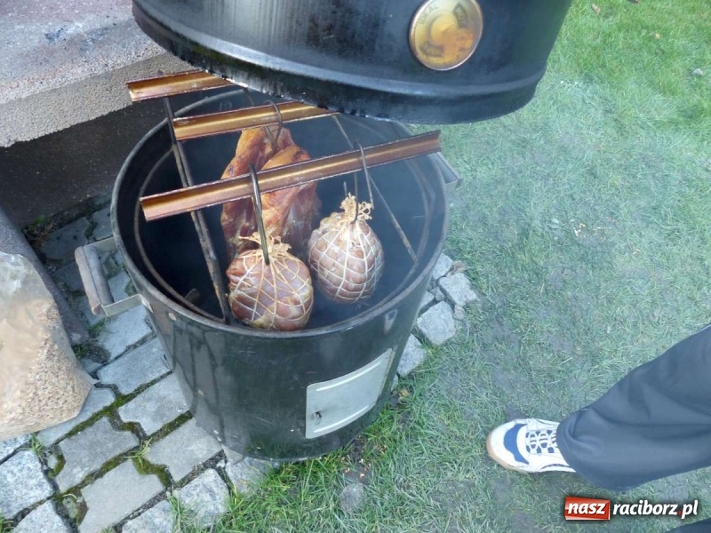 Zdjęcie w galerii na portalu naszraciborz.pl: Jak wędzić boczek i szynkę w domowym grillu? wiadomości z regionu