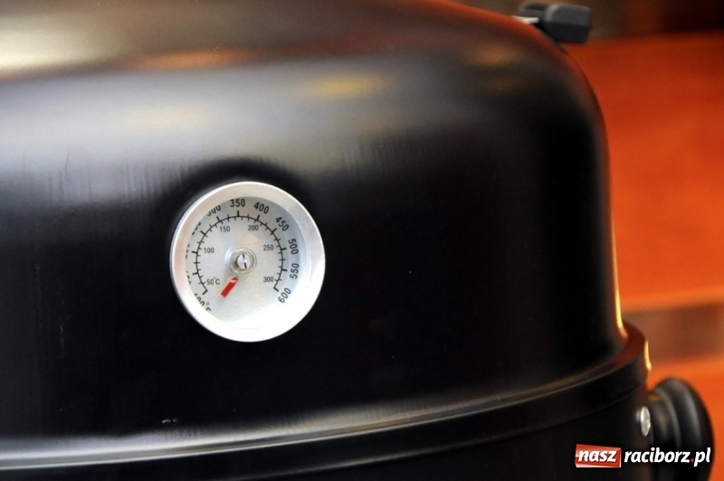 Zdjęcie w galerii na portalu naszraciborz.pl: Jak wędzić boczek i szynkę w domowym grillu? wiadomości z regionu