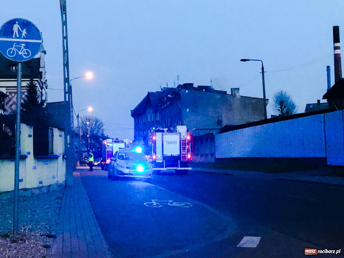 Zdjęcie w galerii na portalu naszraciborz.pl: Płonący olej przyczyną większego pożaru. Strażacy ewakuowali osiem osób wiadomości z regionu