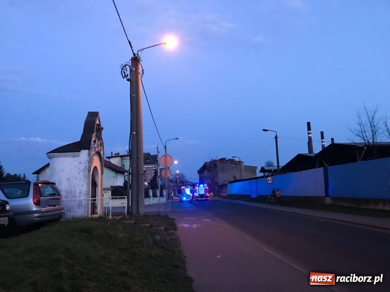 Zdjęcie w galerii na portalu naszraciborz.pl: Płonący olej przyczyną większego pożaru. Strażacy ewakuowali osiem osób wiadomości z regionu