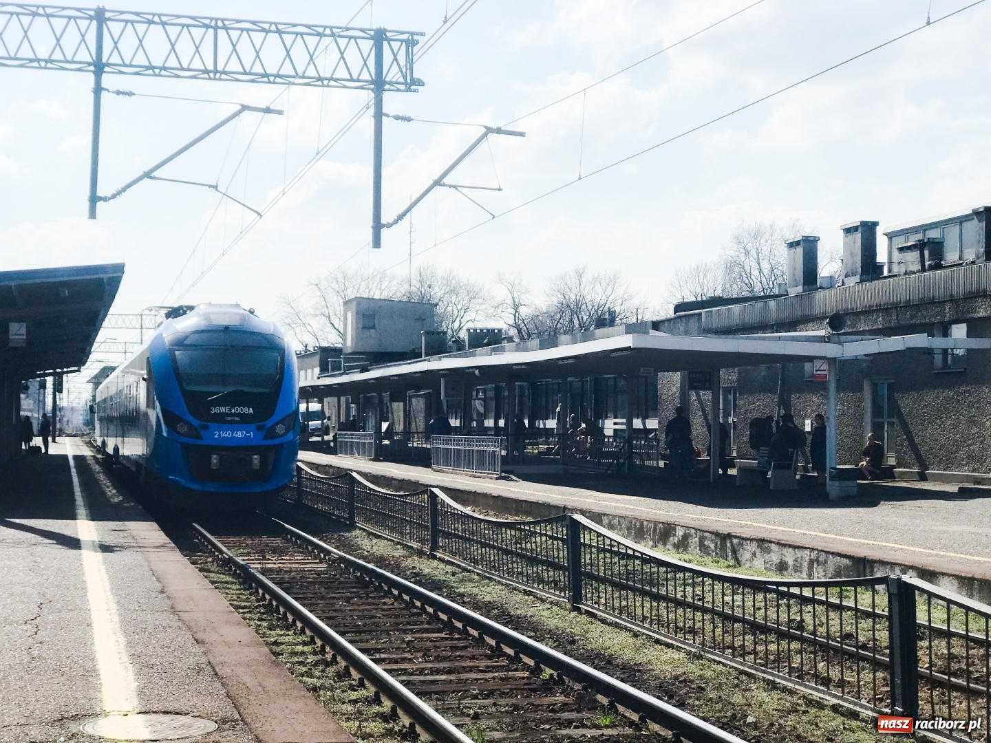 Zdjęcie w galerii na portalu naszraciborz.pl: W niedzielę raciborski dworzec zamienił się w plan filmowy  wiadomości z regionu