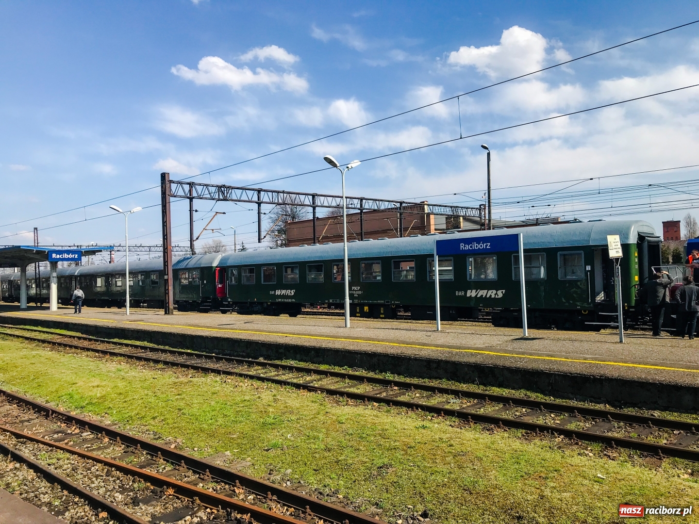 Zdjęcie w galerii na portalu naszraciborz.pl: W niedzielę raciborski dworzec zamienił się w plan filmowy  wiadomości z regionu