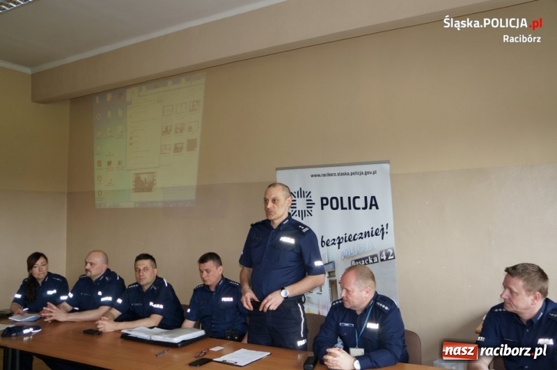 Zdjęcie w galerii na portalu naszraciborz.pl: Raciborscy policjanci debatowali z seniorami na temat bezpieczeństwa wiadomości z regionu