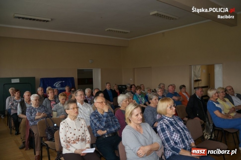 Zdjęcie w galerii na portalu naszraciborz.pl: Raciborscy policjanci debatowali z seniorami na temat bezpieczeństwa wiadomości z regionu