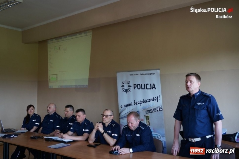 Zdjęcie w galerii na portalu naszraciborz.pl: Raciborscy policjanci debatowali z seniorami na temat bezpieczeństwa wiadomości z regionu