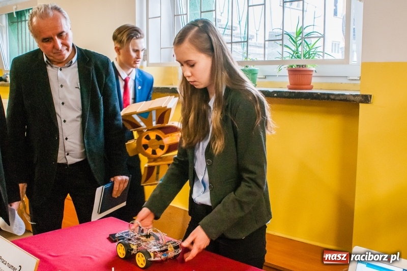Zdjęcie w galerii na portalu naszraciborz.pl: Miernik zużycia LPG i pojazd terenowy, czyli prezentacja prac uczniów Mechanika wiadomości z regionu