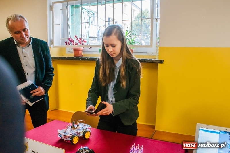 Zdjęcie w galerii na portalu naszraciborz.pl: Miernik zużycia LPG i pojazd terenowy, czyli prezentacja prac uczniów Mechanika wiadomości z regionu
