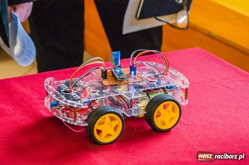 Zdjęcie w galerii na portalu naszraciborz.pl: Miernik zużycia LPG i pojazd terenowy, czyli prezentacja prac uczniów Mechanika wiadomości z regionu