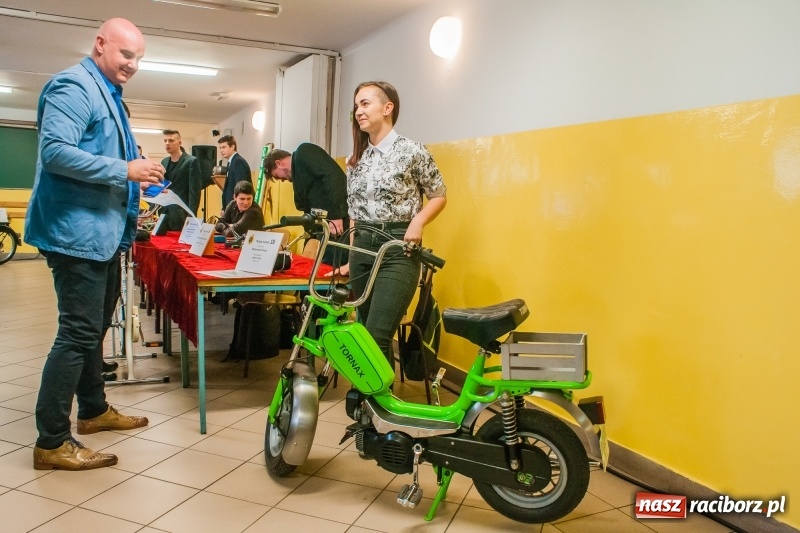 Zdjęcie w galerii na portalu naszraciborz.pl: Miernik zużycia LPG i pojazd terenowy, czyli prezentacja prac uczniów Mechanika wiadomości z regionu