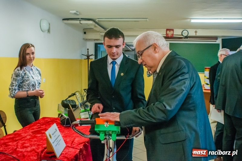 Zdjęcie w galerii na portalu naszraciborz.pl: Miernik zużycia LPG i pojazd terenowy, czyli prezentacja prac uczniów Mechanika wiadomości z regionu