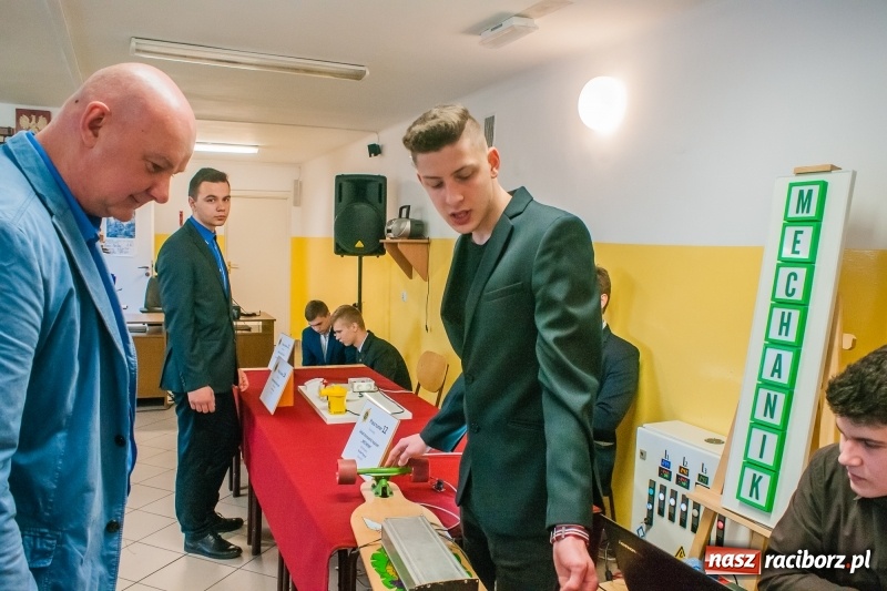 Zdjęcie w galerii na portalu naszraciborz.pl: Miernik zużycia LPG i pojazd terenowy, czyli prezentacja prac uczniów Mechanika wiadomości z regionu