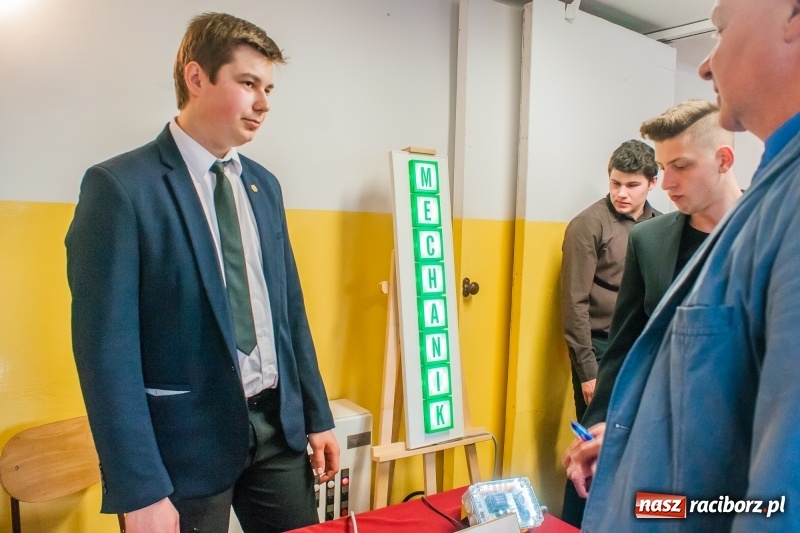 Zdjęcie w galerii na portalu naszraciborz.pl: Miernik zużycia LPG i pojazd terenowy, czyli prezentacja prac uczniów Mechanika wiadomości z regionu