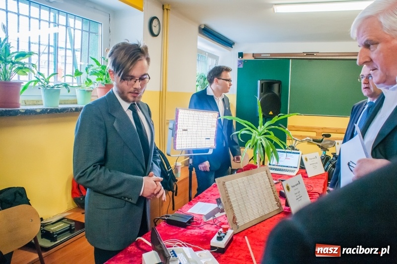 Zdjęcie w galerii na portalu naszraciborz.pl: Miernik zużycia LPG i pojazd terenowy, czyli prezentacja prac uczniów Mechanika wiadomości z regionu