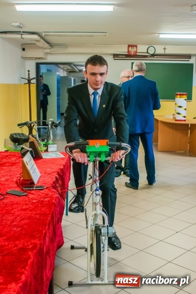 Zdjęcie w galerii na portalu naszraciborz.pl: Miernik zużycia LPG i pojazd terenowy, czyli prezentacja prac uczniów Mechanika wiadomości z regionu