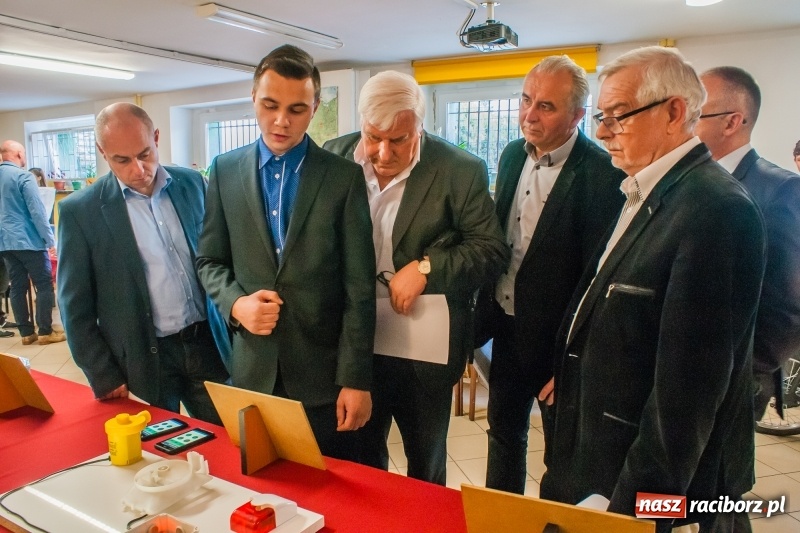 Zdjęcie w galerii na portalu naszraciborz.pl: Miernik zużycia LPG i pojazd terenowy, czyli prezentacja prac uczniów Mechanika wiadomości z regionu