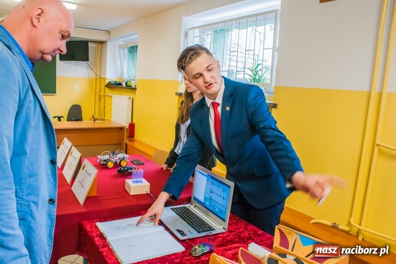 Zdjęcie w galerii na portalu naszraciborz.pl: Miernik zużycia LPG i pojazd terenowy, czyli prezentacja prac uczniów Mechanika wiadomości z regionu