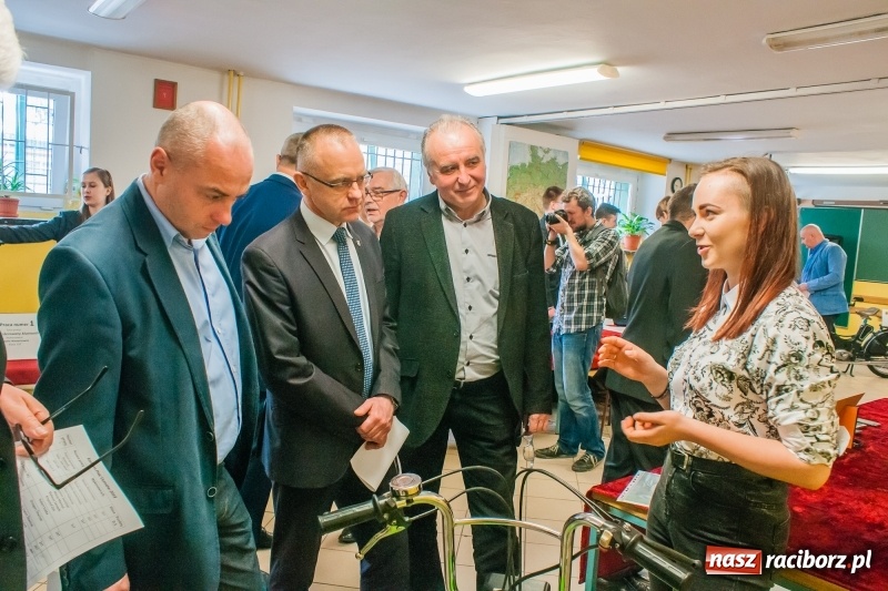 Zdjęcie w galerii na portalu naszraciborz.pl: Miernik zużycia LPG i pojazd terenowy, czyli prezentacja prac uczniów Mechanika wiadomości z regionu