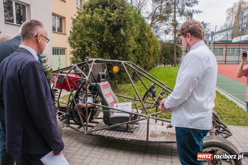 Zdjęcie w galerii na portalu naszraciborz.pl: Miernik zużycia LPG i pojazd terenowy, czyli prezentacja prac uczniów Mechanika wiadomości z regionu