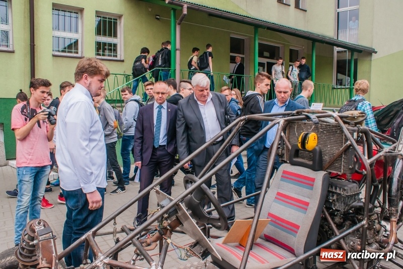 Zdjęcie w galerii na portalu naszraciborz.pl: Miernik zużycia LPG i pojazd terenowy, czyli prezentacja prac uczniów Mechanika wiadomości z regionu