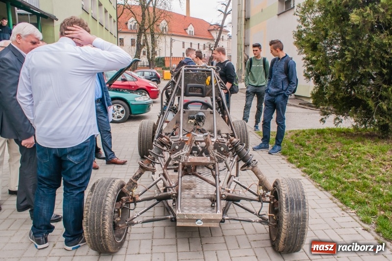 Zdjęcie w galerii na portalu naszraciborz.pl: Miernik zużycia LPG i pojazd terenowy, czyli prezentacja prac uczniów Mechanika wiadomości z regionu