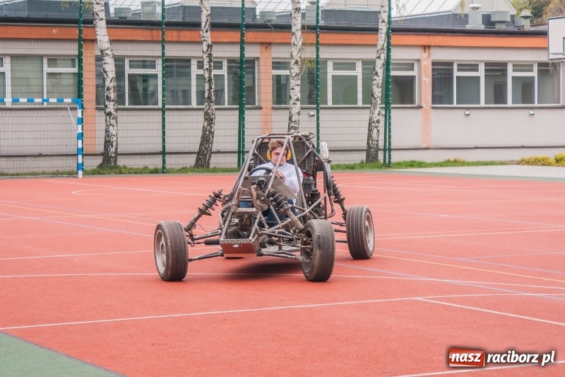 Zdjęcie w galerii na portalu naszraciborz.pl: Miernik zużycia LPG i pojazd terenowy, czyli prezentacja prac uczniów Mechanika wiadomości z regionu