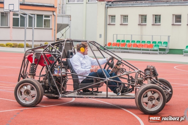 Zdjęcie w galerii na portalu naszraciborz.pl: Miernik zużycia LPG i pojazd terenowy, czyli prezentacja prac uczniów Mechanika wiadomości z regionu