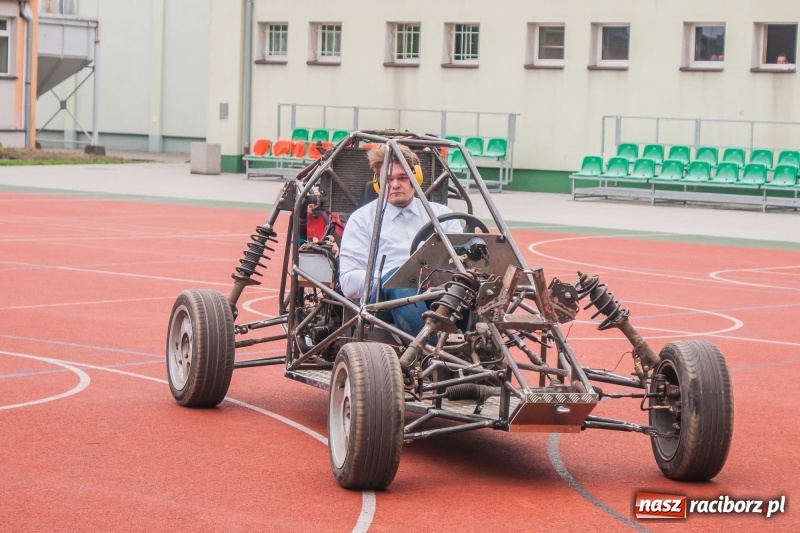 Zdjęcie w galerii na portalu naszraciborz.pl: Miernik zużycia LPG i pojazd terenowy, czyli prezentacja prac uczniów Mechanika wiadomości z regionu