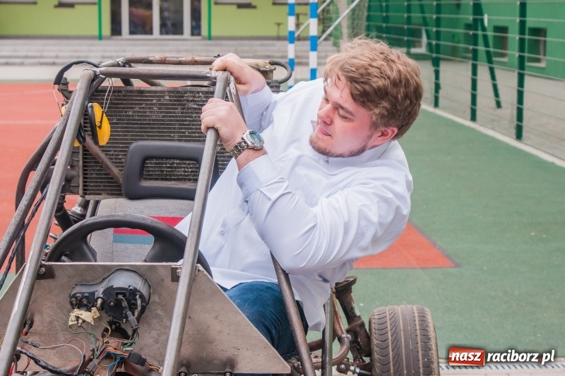 Zdjęcie w galerii na portalu naszraciborz.pl: Miernik zużycia LPG i pojazd terenowy, czyli prezentacja prac uczniów Mechanika wiadomości z regionu