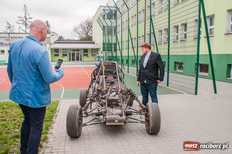 Zdjęcie w galerii na portalu naszraciborz.pl: Miernik zużycia LPG i pojazd terenowy, czyli prezentacja prac uczniów Mechanika wiadomości z regionu