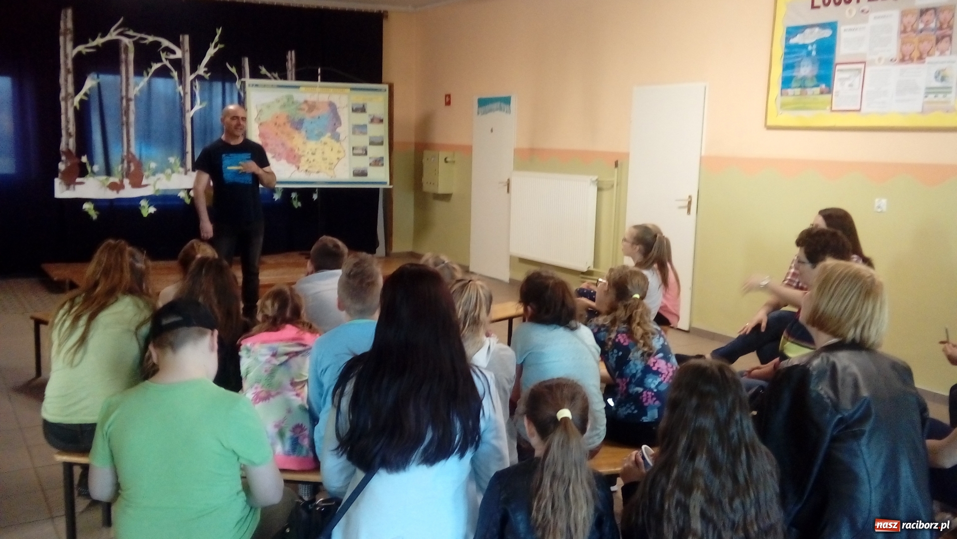 Zdjęcie w galerii na portalu naszraciborz.pl: Piotr Suchan gościł w wojnowickiej świetlicy wiadomości z regionu