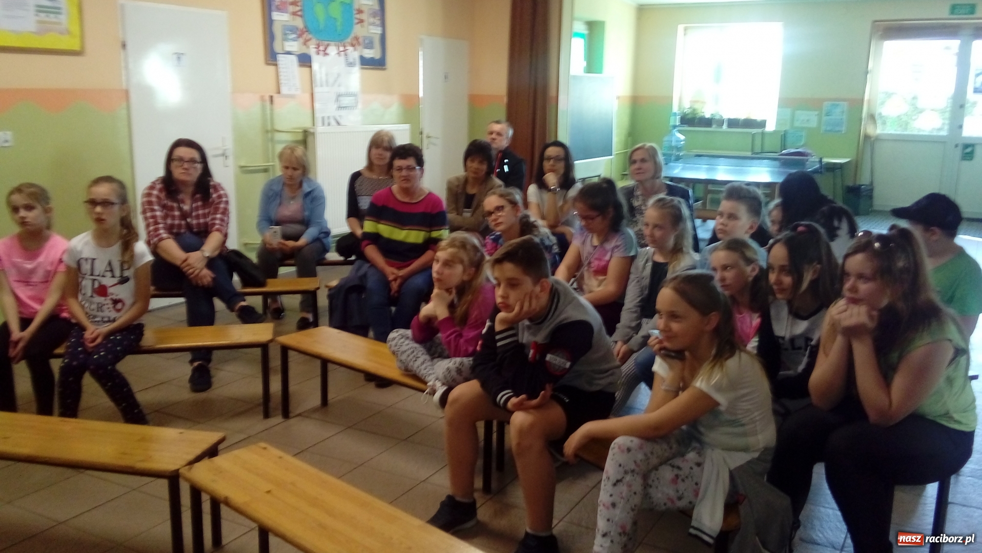 Zdjęcie w galerii na portalu naszraciborz.pl: Piotr Suchan gościł w wojnowickiej świetlicy wiadomości z regionu