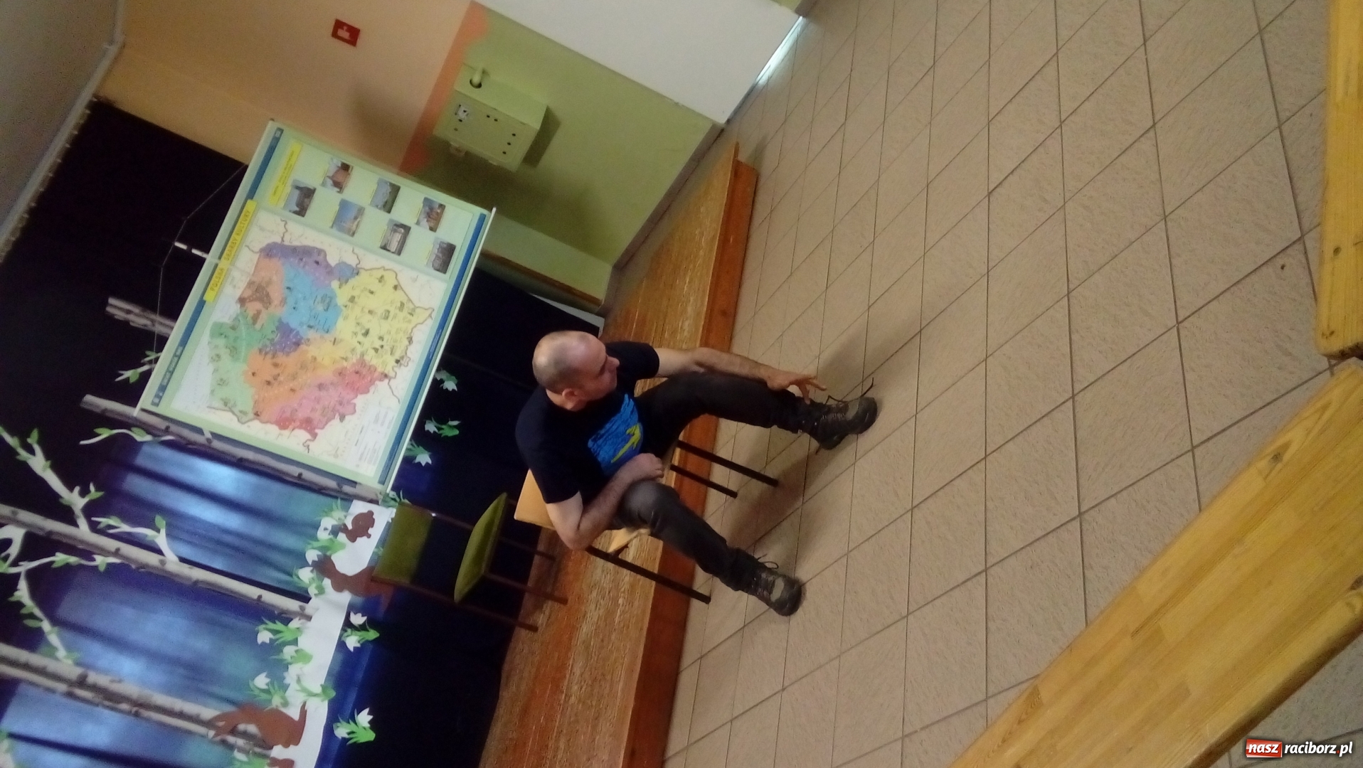 Zdjęcie w galerii na portalu naszraciborz.pl: Piotr Suchan gościł w wojnowickiej świetlicy wiadomości z regionu