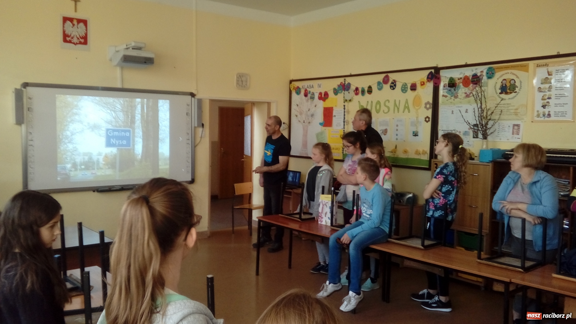 Zdjęcie w galerii na portalu naszraciborz.pl: Piotr Suchan gościł w wojnowickiej świetlicy wiadomości z regionu