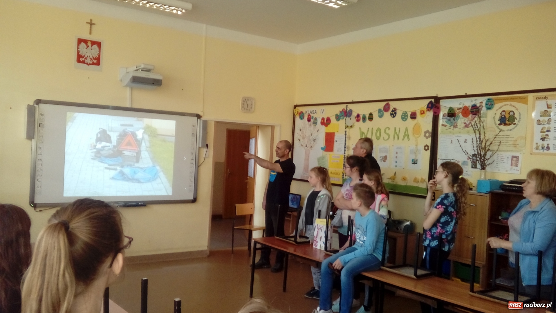 Zdjęcie w galerii na portalu naszraciborz.pl: Piotr Suchan gościł w wojnowickiej świetlicy wiadomości z regionu