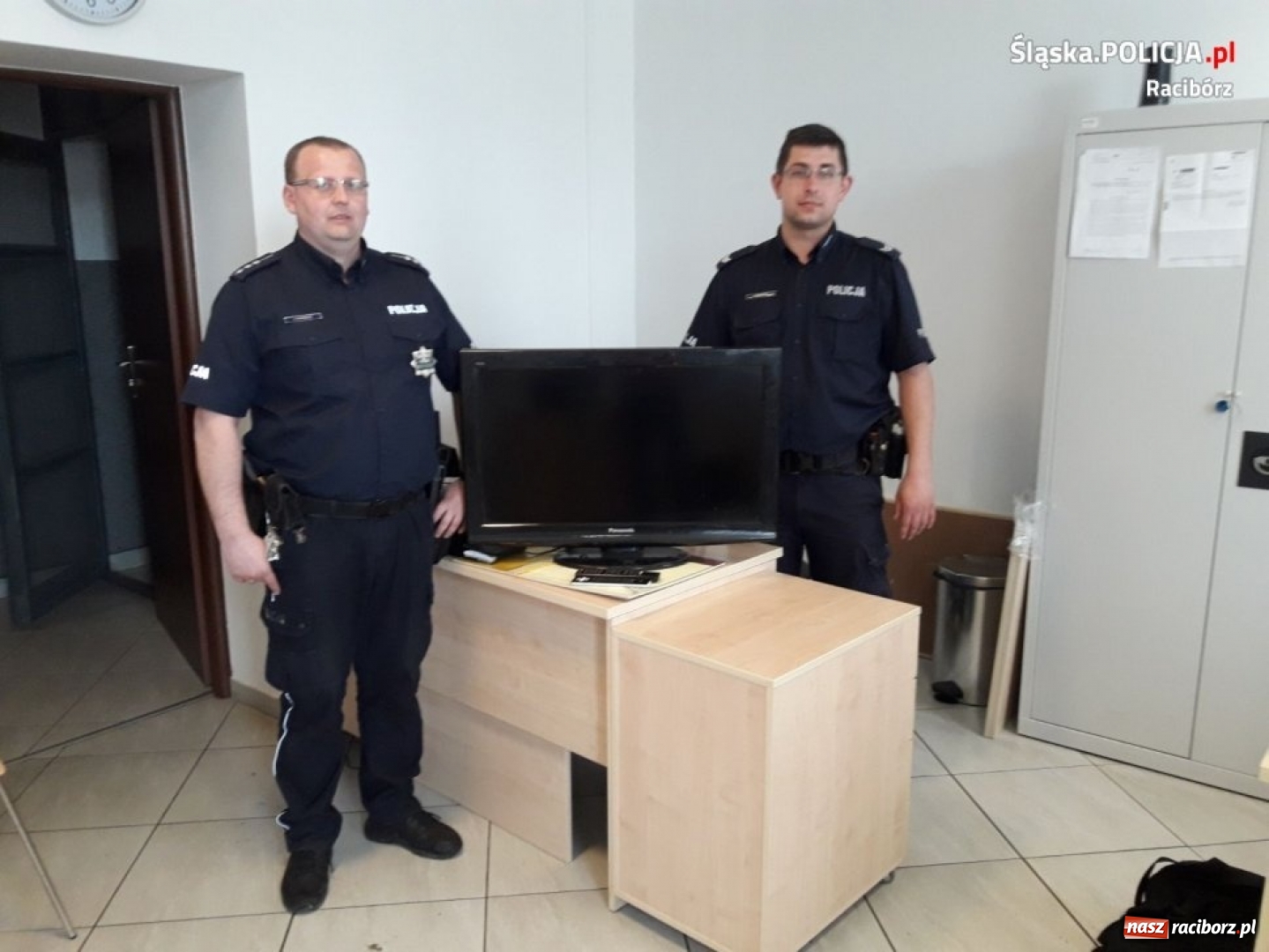 Zdjęcie w galerii na portalu naszraciborz.pl: 19-letni złodziej w rękach kuźniańskich dzielnicowych. Jego łupem padł telewizor i dwa piloty wiadomości z regionu