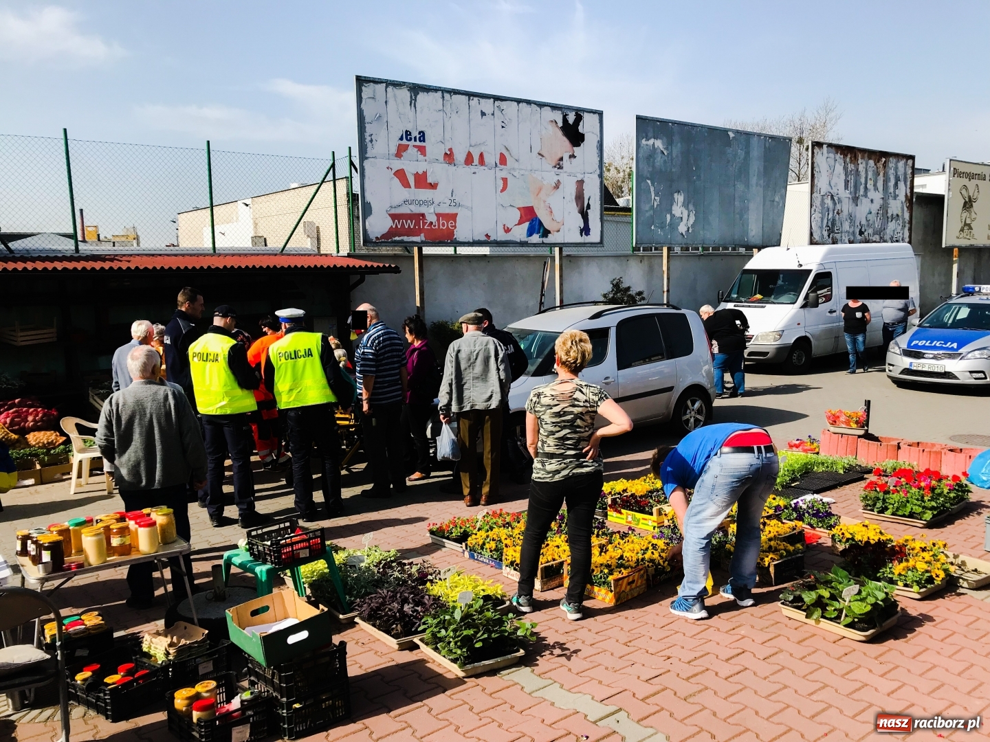 Zdjęcie w galerii na portalu naszraciborz.pl: Potrącenie pieszej na terenie targowiska  wiadomości z regionu