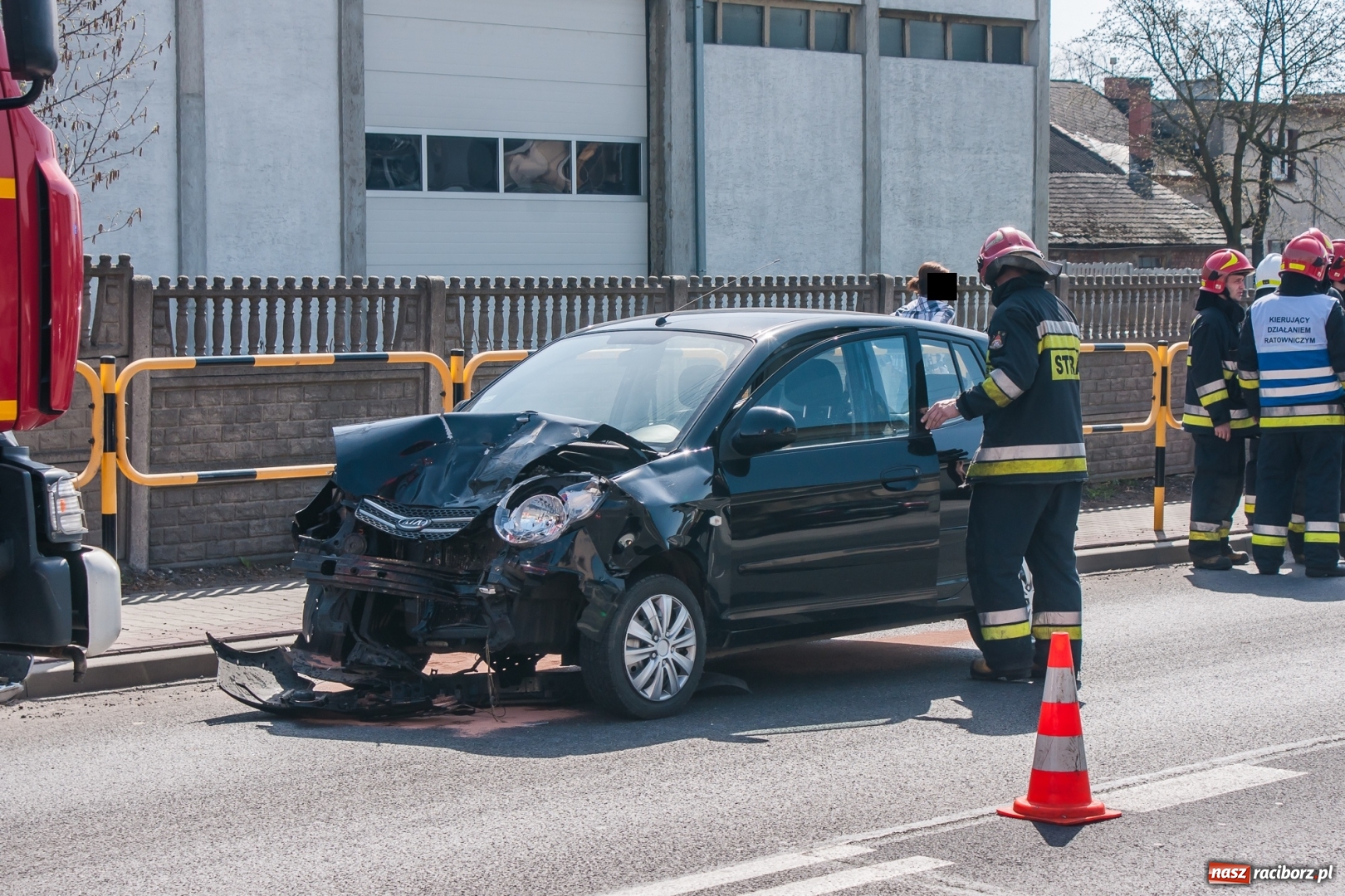 Zdjęcie w galerii na portalu naszraciborz.pl: Na DK 45 w Bieńkowicach zderzyły się dwa pojazdy wiadomości z regionu
