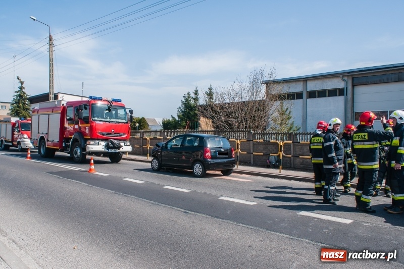 Zdjęcie w galerii na portalu naszraciborz.pl: Na DK 45 w Bieńkowicach zderzyły się dwa pojazdy wiadomości z regionu