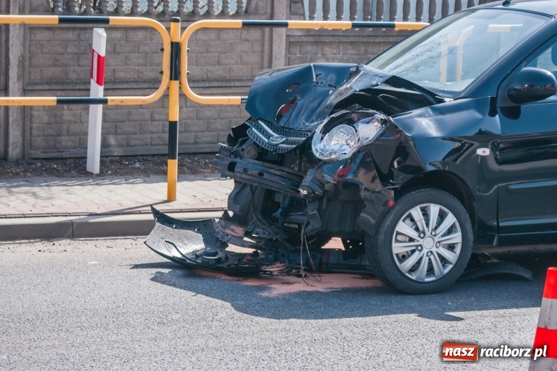 Zdjęcie w galerii na portalu naszraciborz.pl: Na DK 45 w Bieńkowicach zderzyły się dwa pojazdy wiadomości z regionu