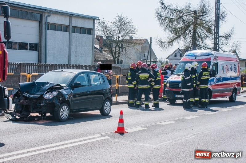 Zdjęcie w galerii na portalu naszraciborz.pl: Na DK 45 w Bieńkowicach zderzyły się dwa pojazdy wiadomości z regionu