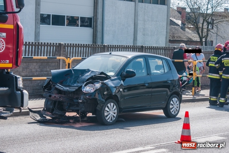 Zdjęcie w galerii na portalu naszraciborz.pl: Na DK 45 w Bieńkowicach zderzyły się dwa pojazdy wiadomości z regionu