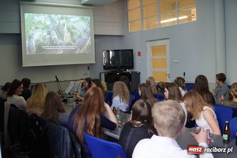 Zdjęcie w galerii na portalu naszraciborz.pl: Z Leverkusen na Ostróg. Młodzi Niemcy odwiedzili też ratusz  wiadomości z regionu