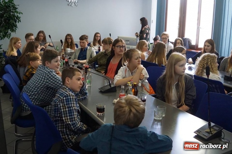 Zdjęcie w galerii na portalu naszraciborz.pl: Z Leverkusen na Ostróg. Młodzi Niemcy odwiedzili też ratusz  wiadomości z regionu