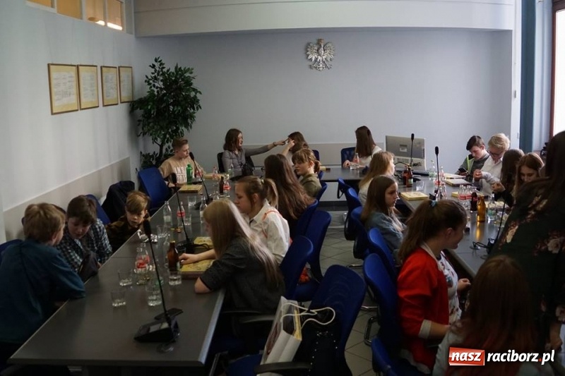 Zdjęcie w galerii na portalu naszraciborz.pl: Z Leverkusen na Ostróg. Młodzi Niemcy odwiedzili też ratusz  wiadomości z regionu