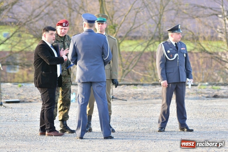 Zdjęcie w galerii na portalu naszraciborz.pl: Apel Poległych przy Dębie Katyńskim w Kuźni Raciborskiej  wiadomości z regionu