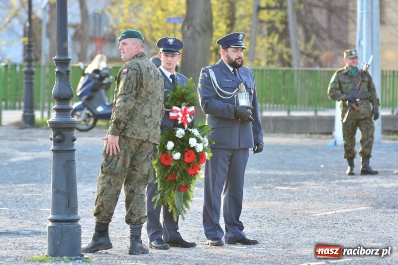 Zdjęcie w galerii na portalu naszraciborz.pl: Apel Poległych przy Dębie Katyńskim w Kuźni Raciborskiej  wiadomości z regionu
