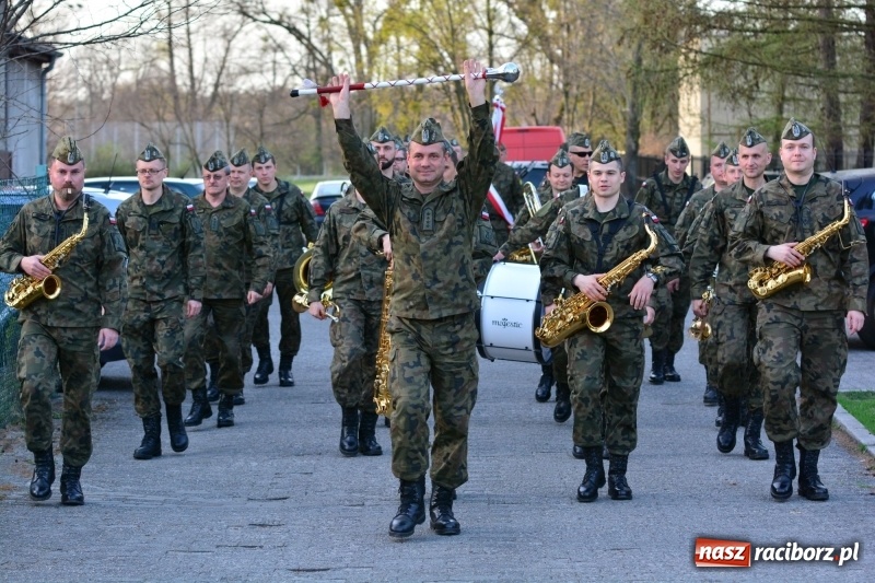 Zdjęcie w galerii na portalu naszraciborz.pl: Apel Poległych przy Dębie Katyńskim w Kuźni Raciborskiej  wiadomości z regionu