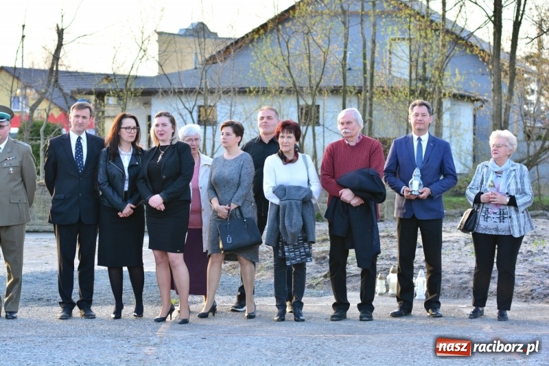 Zdjęcie w galerii na portalu naszraciborz.pl: Apel Poległych przy Dębie Katyńskim w Kuźni Raciborskiej  wiadomości z regionu